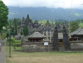 A 17 Besakih Tempel.jpg